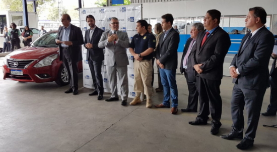 Foto com representantes do governo federal e estadual no lançamento da placa Mercosul