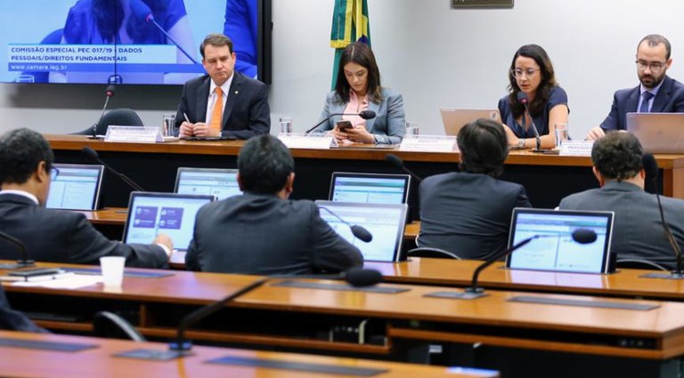 Foto de mesa com participantes da audiência (Vinicius Loures/Câmara dos Deputados) 