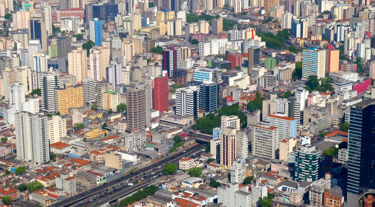 Imagem aérea mostrando vários prédios na cidade de São Paulo