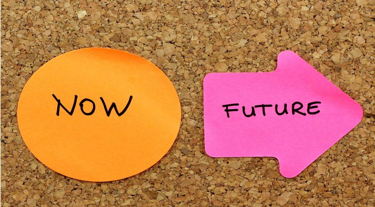 Imagem com dois papéis, um deles escrito "now", o outro "future"