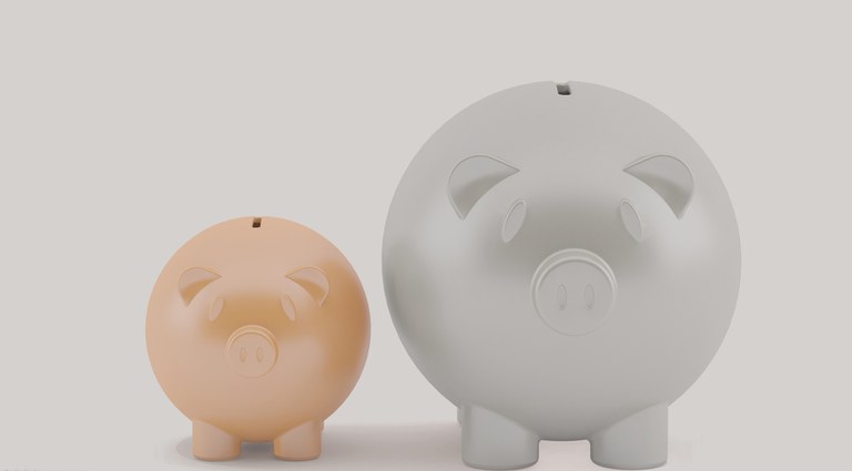 Ilustração com dois cofrinhos de guardar moedas, em formato de porco, sendo um cofre menor e o outro maior