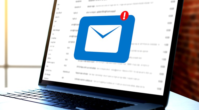 Imagem ilustrativa com tela do computador e símbolo de uma carta, remetendo à chegada de um e-mail para o usuário deste computador