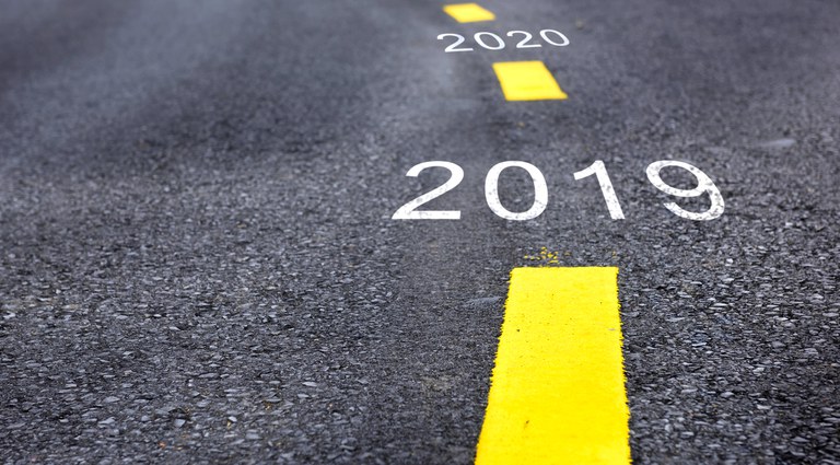 Imagem com uma estrada de asfalto e com os anos de 2019 e 2020 escritos nela