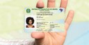 Imagem com textura verde ao fundo e mão com exibe a nova carteira de identidade nacional