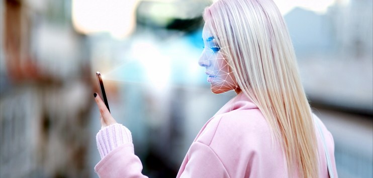 Mulher utiliza reconhecimento facial de seu dispositivo móvel para acessar serviços online