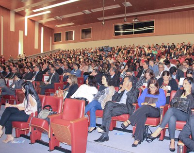 Visão do auditório, bastante cheio.