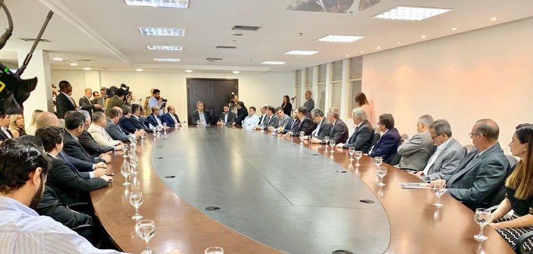 Foto com mesa na qual estão sentados diversos representantes do governo no lançamento do CRLV Digital em Goiás