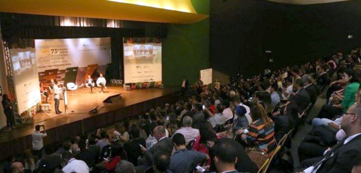 Palco ao fundo com parte do auditorio à frente