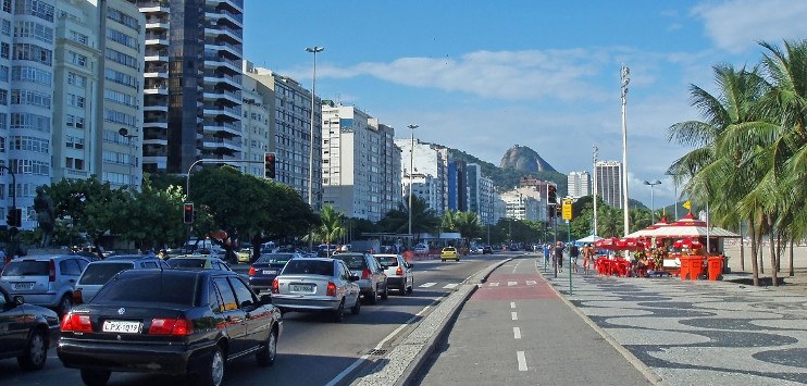 Imagem desfocada que ilustra o trânsito numa grande metrópole