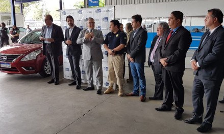 Foto com representantes do governo federal e estadual no lançamento da placa Mercosul