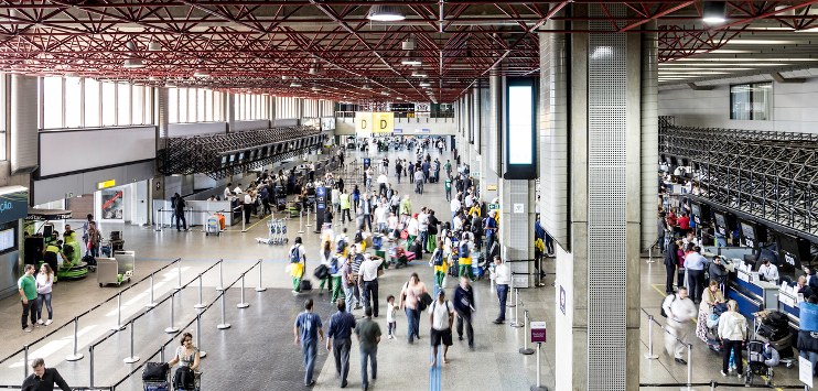 Saguão do aeroporto de Garulhos, em São Paulo, mostrando várias pessoas circulando com bagagens, fazendo check in Saguão do aeroporto de Garulhos, em São Paulo, mostrando várias pessoas circulando com bagagens, fazendo check in