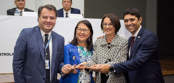 Diretor André Cesero (esquerda) e presidente do Serpro (segunda à direita) recebem placa do ministro do CGU (na ponta da direita)