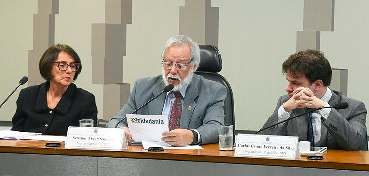 Mesa da Audiência Pública no Senado. Da esquerda para a direita, estão: a presidente do Serpro, Glória Guimarães; o senador Airton Sandoval e o procurador da República, Carlos Bruno da Silva.