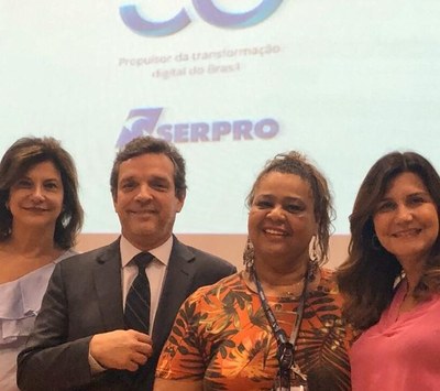 o presidente do Serpro Caio Mário Paes de Andrade ao lado de empregadas homenageadas com distintivos de tempo de casa