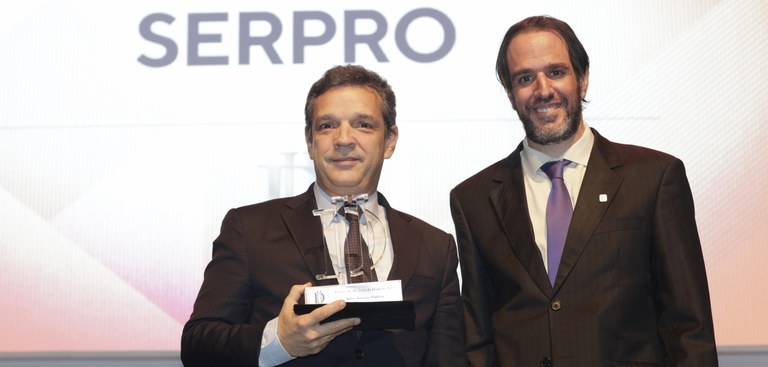 Presidente do Serpro, Caio Paes de Andrade, exibe o troféu recebido pela empresa no últiom dia 30 de setembro