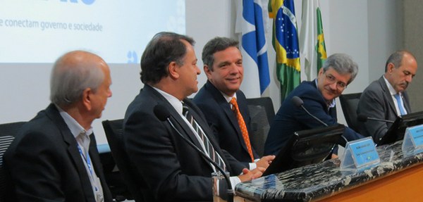 Fotografia da mesa formada pelos diretores do Serpro