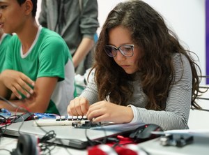 Aluna durante oficina de arduíno