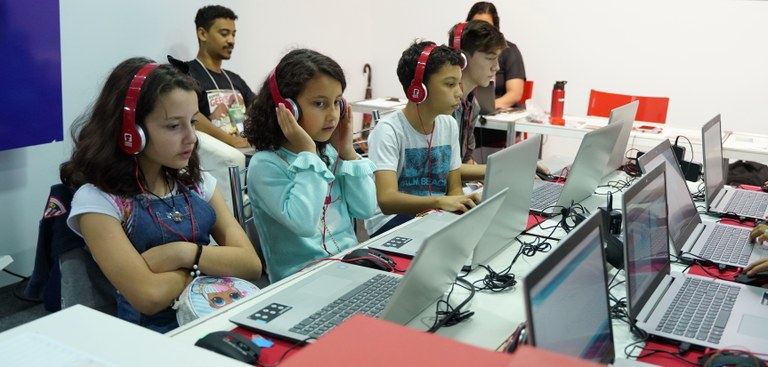 Jovens participam de oficina no estande do Serpro