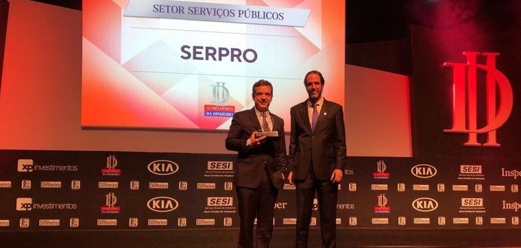 Caio Paes de Andrade recebe premiação  Melhores da Dinheiro 2019