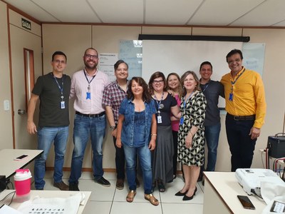 Pessoas em pé em fundo de sala
