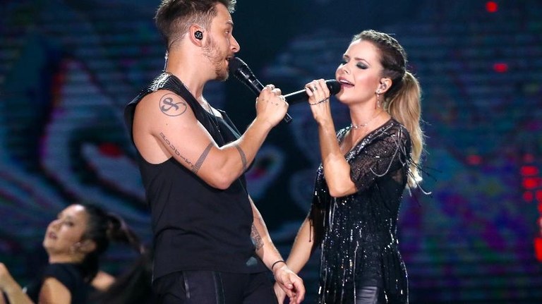 Sandy e Junior no palco