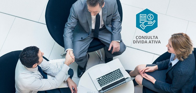 Três pessoas sorridentes em volta de um computador, e duas delas apertando a mão