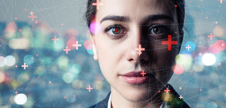 Close de rosto de mulher com intervenções gráficas que sugerem análise tecnológica de informações biométricas da face