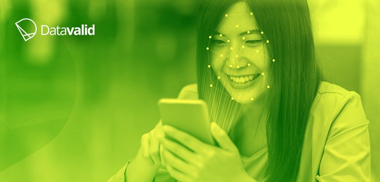 Ilustração de uma mulher realizando reconhecimento facial em um celular