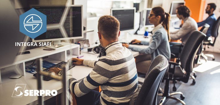 Pessoas trabalhando em computadores em um escritório