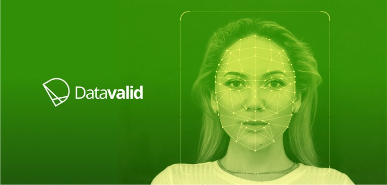 Face de uma mulher simula identificaçao biométrica