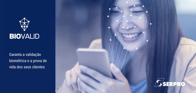 Mulher utiliza telefone celular para realizar procedimento de reconhecimento facial