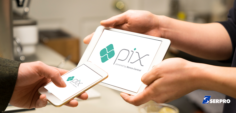 tela do Pix - pagamentos instantâneos nas telas de um smartphone e de um tablet