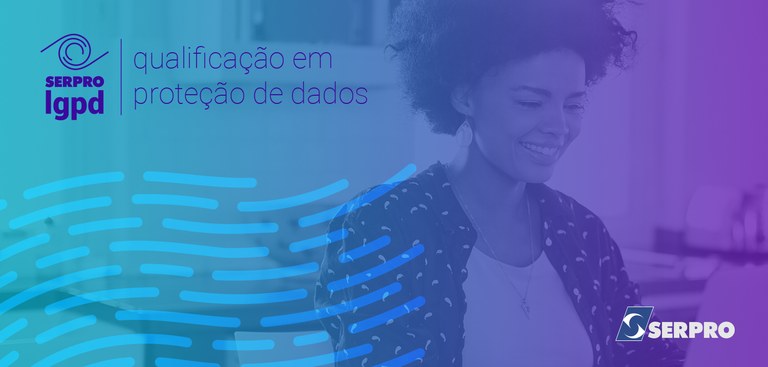 Marca Serpro LGPD aplicada sobre imagem de mulher trabalhando em um computador e