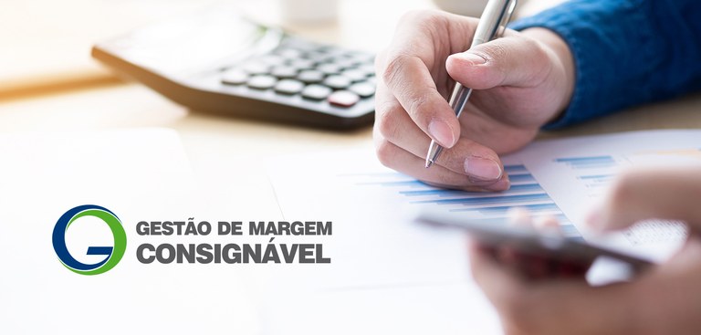 foto mostra close de mãos de uma pessoa  apoiada sobre gráficos, sugerindo atividade de contabilidade