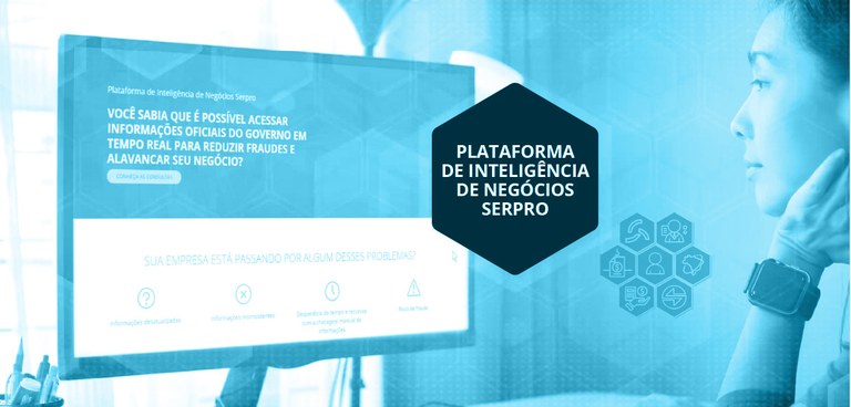 Mulher acessa computador com a tela da Plataforma de Inteligência de Negócios Serpro