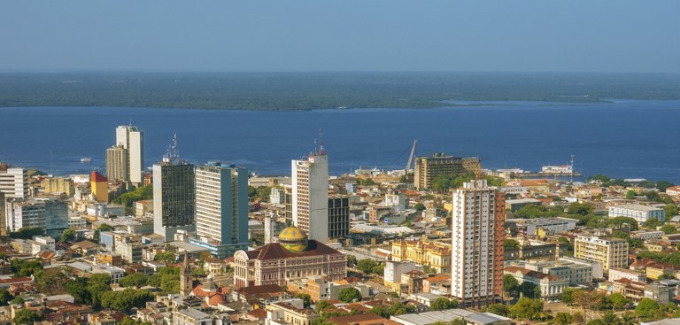 Vista panorâmica de Manaus, capital do estado do Amazonas. Destaque, ao centro, do Teatro Amazonas e, acima, do Rio Negro.