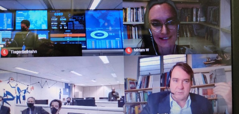 Imagem de uma webconferência. Print mostra a visualização de quatro telas. São dois ambientes do Serpro, o presidente da empresa, Gileno Barreto e a diretora da ANPD, Miriam Wimmer