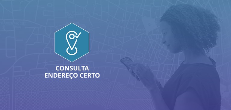 Mulher vizualiza mapa em um telefone celular. À esquerda, marca do produto Consulta Endereço Serpro