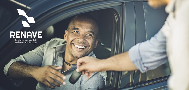 Motorista recebe as chaves de seu carro recém adquirido