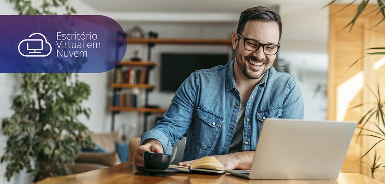 Homem trabalhando em computador a partir de sua residência. No canto superior à esquerda está aplicada a marca do Escritório Virtual em Nuvem