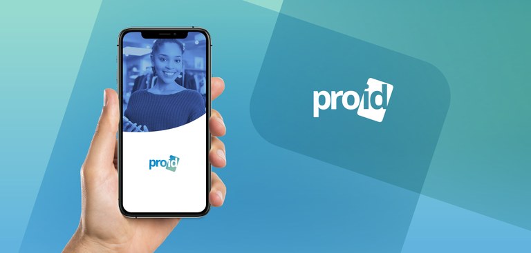 Mão segurando um telefone celular cuja tela mostra uma representação de identidade profissional com a foto de uma mulher e a marca do ProID