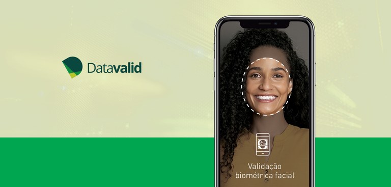 Ilustração de um celular realizando um procedimento de reconhecimento facial através da câmera de selfie. À esquerda foi aplicada a marca do Datavalid