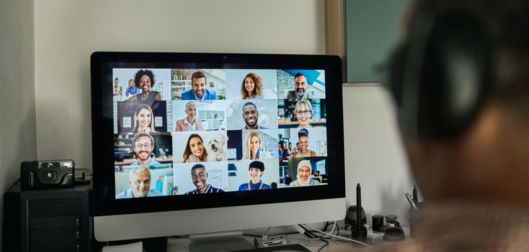 Empresário trabalhando com colegas por meio de videoconferência em home office