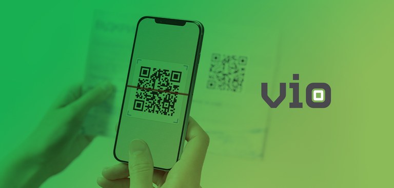 Imagem de um celular fazendo a leitura de QR code em documento impresso. À direita, aparece a marca VIO