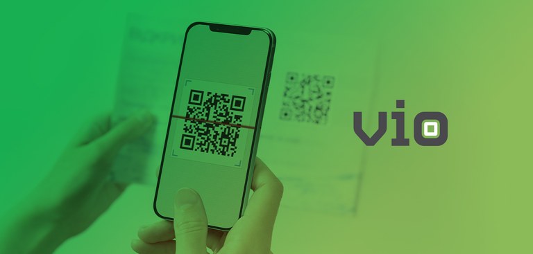 Imagem de um celular fazendo a leitura de QR code em documento impresso. À direita, aparece a marca VIO