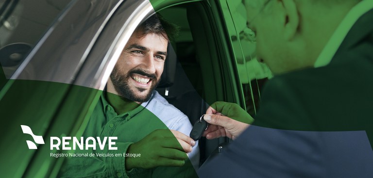 Fotografia de um homem sorrindo no momento em que recebe a chave do veículo no qual ocupa o assento do motorista. No canto inferior esquerdo da imagem encontra-se a marca Renave Fotografia de um homem sorrindo no momento em que recebe a chave do veículo no qual ocupa o assento do motorista. No canto inferior esquerdo da imagem encontra-se a marca Renave