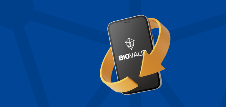 Imagem de um smartphone sobre um fundo azul e com a marca do Biovalid na tela