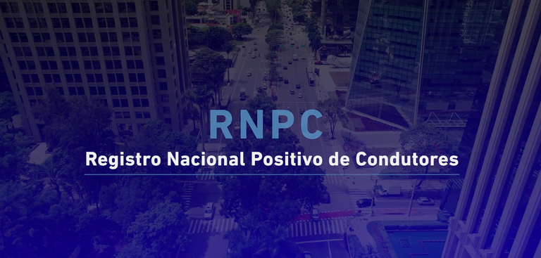 Sobre imagem de trânsito coberta por filtro de cor azul o texto Registro Nacional Positivo de Condutores RNPC.png