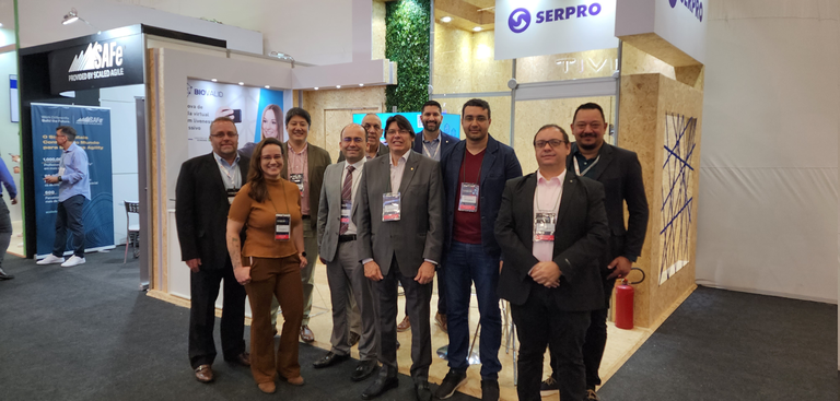 Equipe Serpro reúne-se em frente ao estande da empresa no Futurecom