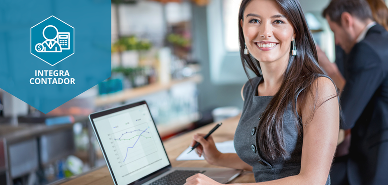 Foto de mulher sorrindo usando um notebook. Marca do Integra Contador, com ícone de pessoa, cifrão e calculadora